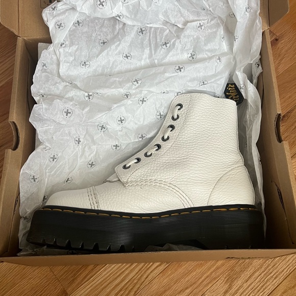 White Doc Sinclair - Picture 2 of 6